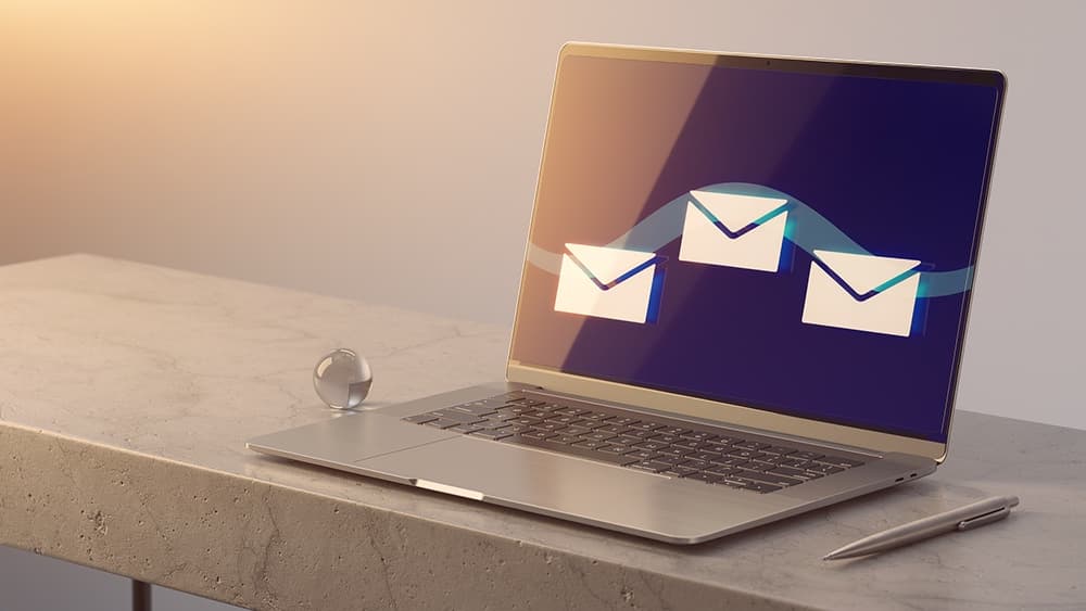 Ordinateur avec une séquence de trois e-mails de bienvenue, visuel premium sur les automatisations MailerLite